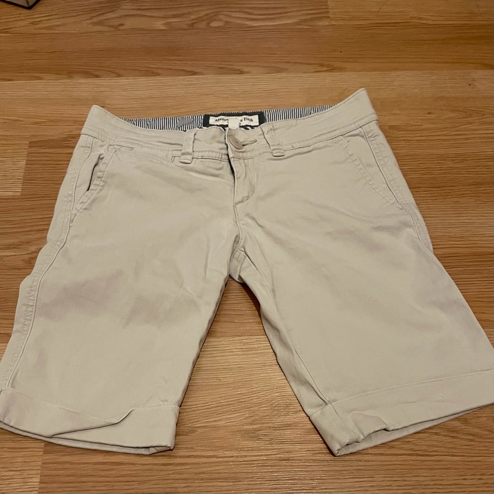 [Abercrombie & Fitch] khaki shorts